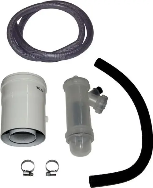 Kondensatablauf-System von Wolf, bestehend aus einem weißen Behälter, einer durchsichtigen Pumpe, zwei Schlauchklemmen und zwei Schläuchen in unterschiedlichen Farben.